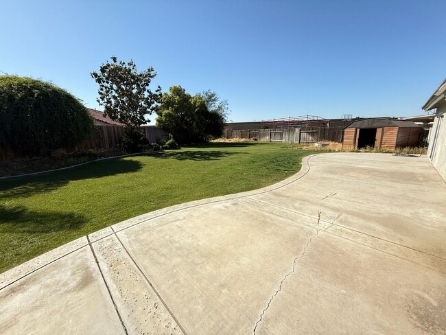 Building Photo - Home with a Huge backyard! Available Now