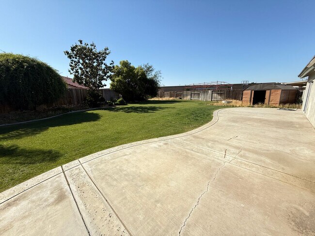 Building Photo - Home with a Huge backyard!