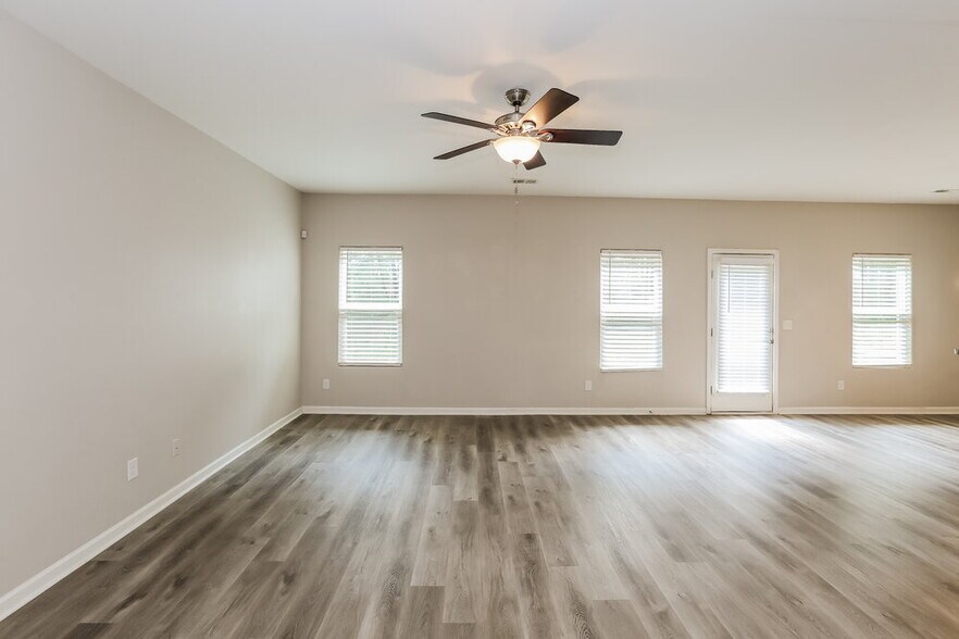 Building Photo - 2621 Meadow Crossing Dr
