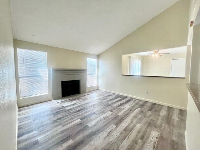Building Photo - Move in Special! Bedroom 1.5 Bathroom 1 Car Garage