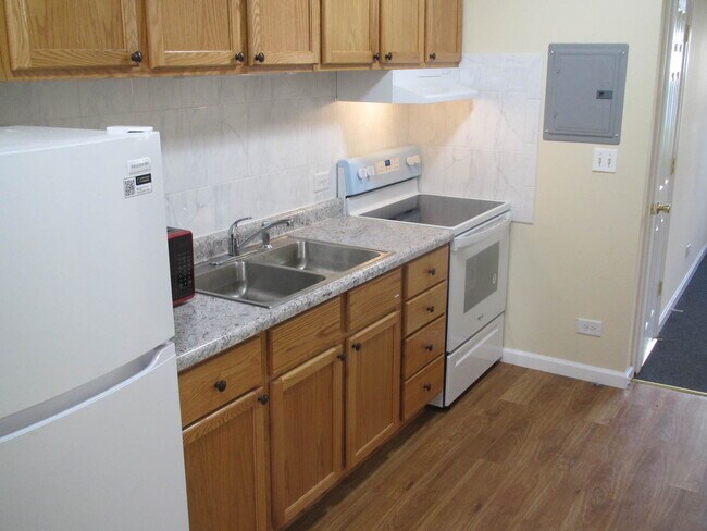 Building Photo - 772 E 5th Ct