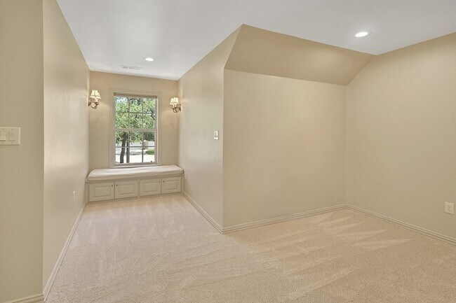 Building Photo - 10111 Bluffview Cir