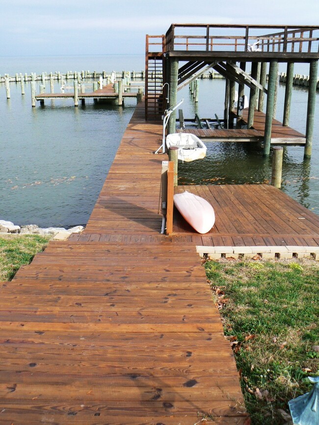 launch pad, hot and cold water pier shower, 400 sq ft sun deck - 1301 Rogers Rd