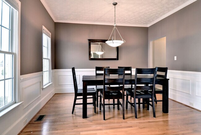 Building Photo - Spacious and Updated Yorktown Home