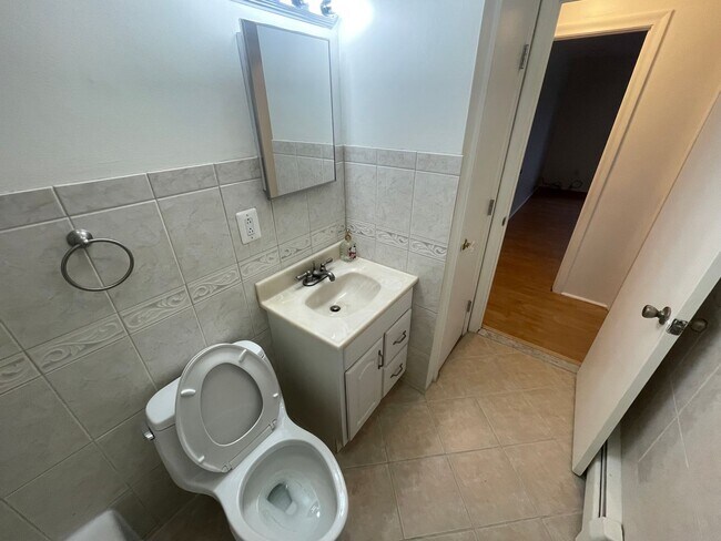 Building Photo - Quiet Corner Apartment in the Heart of Salem