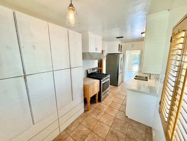 Building Photo - Charming North Hollywood Home