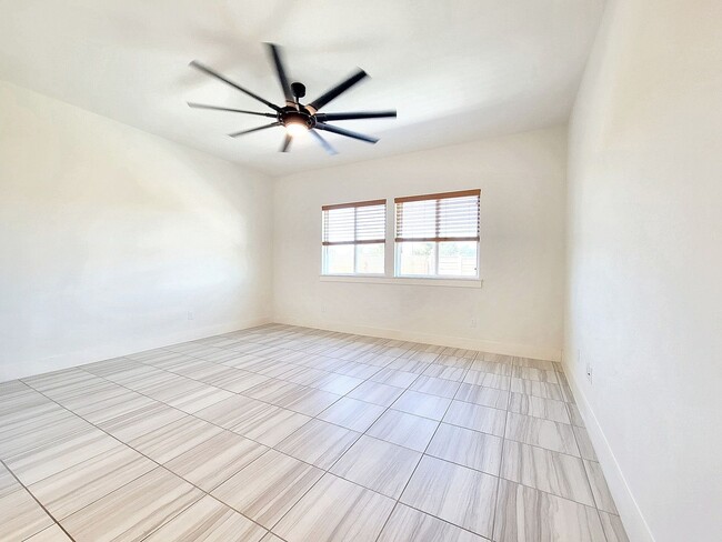 Building Photo - Bright and Inviting 3-Bedroom, 2.5-Bath Ho...