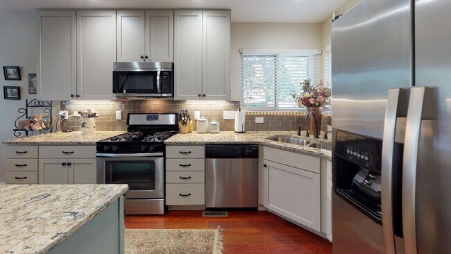 Building Photo - Beautiful sunny home