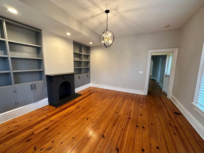 Building Photo - Italian Village home with Huge Yard