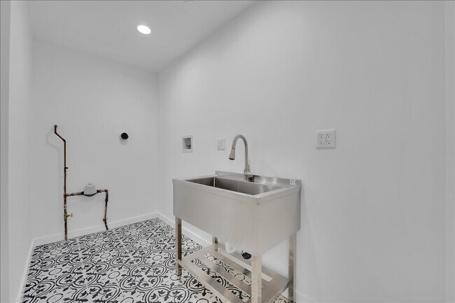 Building Photo - 1001 Oak Ln