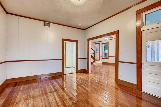Building Photo - 616 W 7th St
