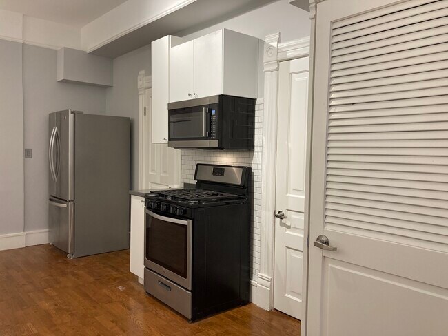 Building Photo - 1102 N Wolcott Ave