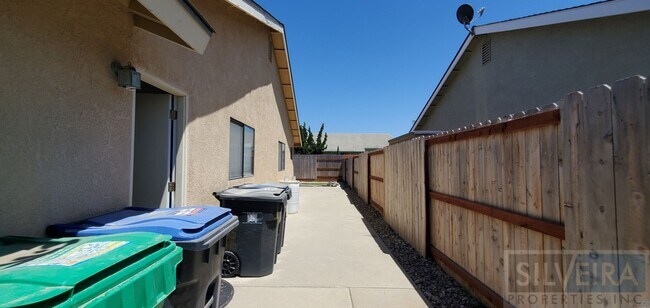 Building Photo - Lovely 3 Bedrooms 2 bath Home For Rent