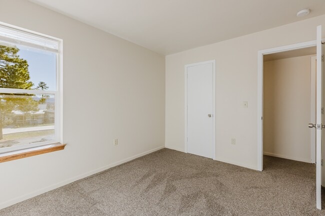 Building Photo - 21 W Golf Pl