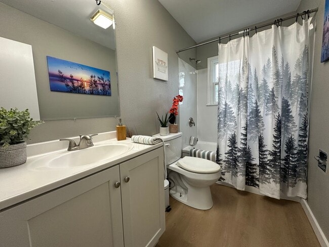 Building Photo - Renovated 2 bed, 1 bath home for rent in W...