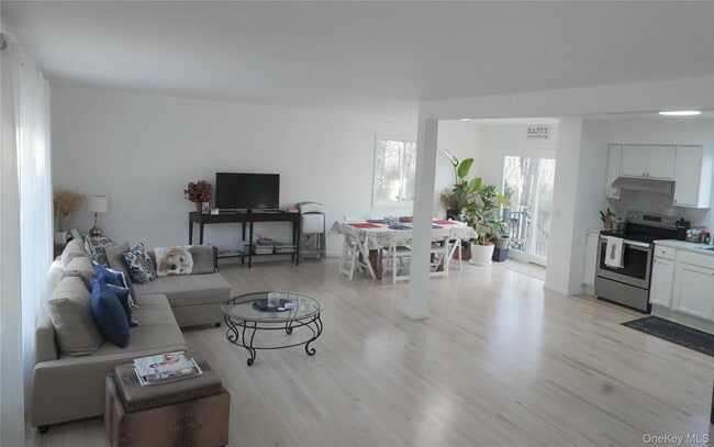 Building Photo - 371 S River Rd