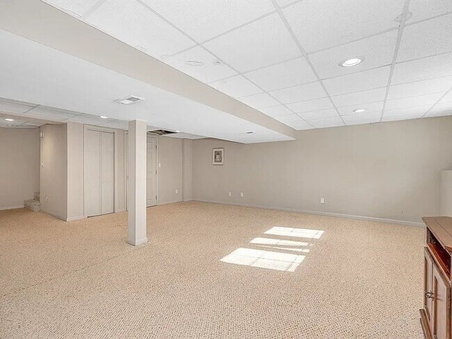 Building Photo - 12 Birchwood Ln