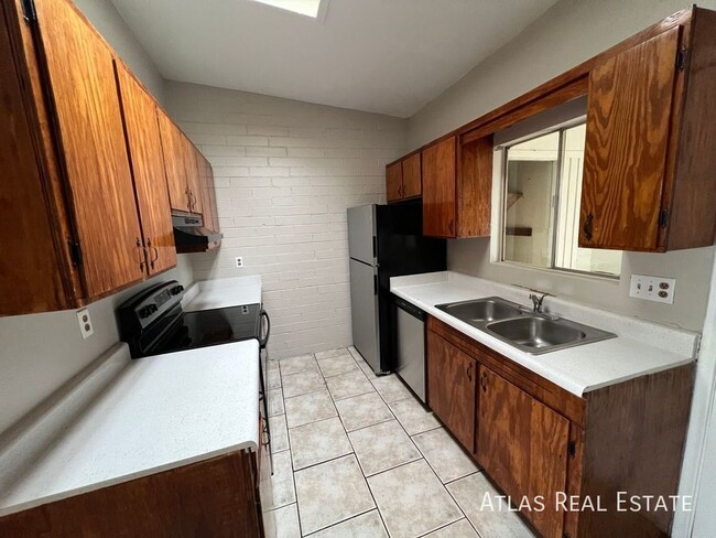 Building Photo - 2 BED / 1 BATH  WITH PRIVATE BACKYARD