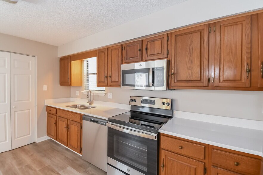 Building Photo - 3813 Tree Lake Dr
