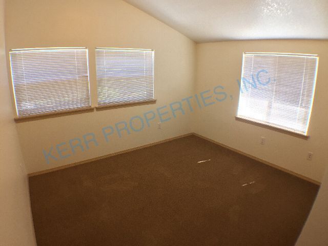 Building Photo - FREE RENT! Charming 3-Bed Home with 1.5 Ba...