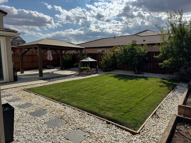 Building Photo - NOW AVAILABLE!! BEAUTIFUL HOME IN GATED CO...