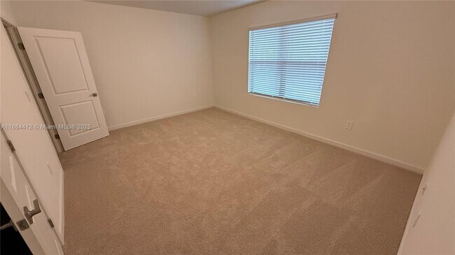 Building Photo - 1684 SE 7th Ct