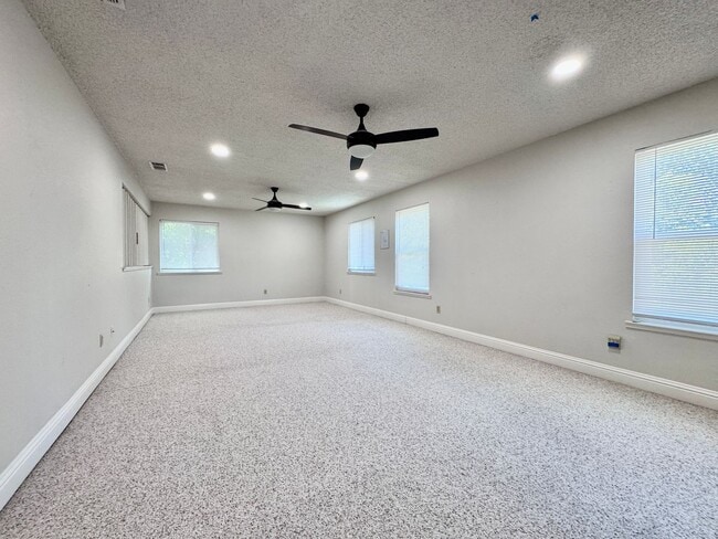 Building Photo - NOW AVAILABLE - 4 BED, 3 BATH, 2 CAR GARAG...