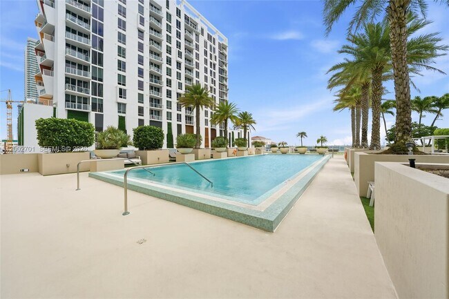 Building Photo - 600 NE 27th St