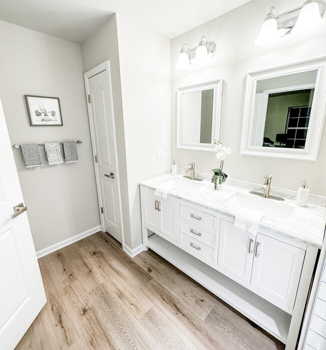 Building Photo - 996 Woodview Ct