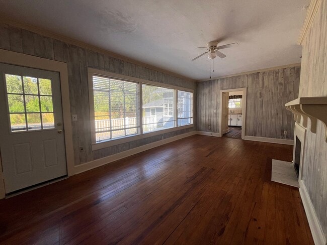 Building Photo - Spacious 3 Bedroom Home • 2,100+ Sq Ft just outside of Live Oak Location