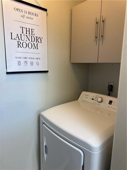 Building Photo - 2425 Oxford Pl