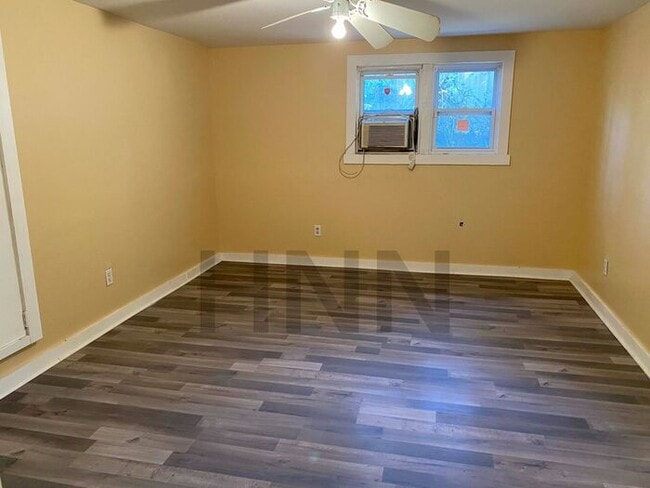 Building Photo - Spacious 2 Bedroom Terrace Level Apartment