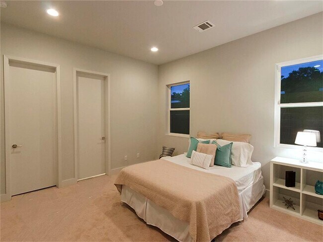 Building Photo - Modern Elegance in Garden Oaks – Style, Co...