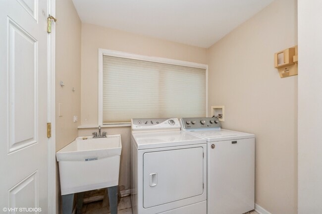 Building Photo - 50 Cedar Ln