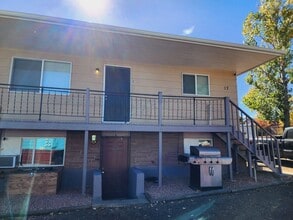 Building Photo - Cute 2 bedroom unit on University Dr.