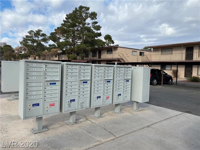 Building Photo - 625 S Royal Crest Cir