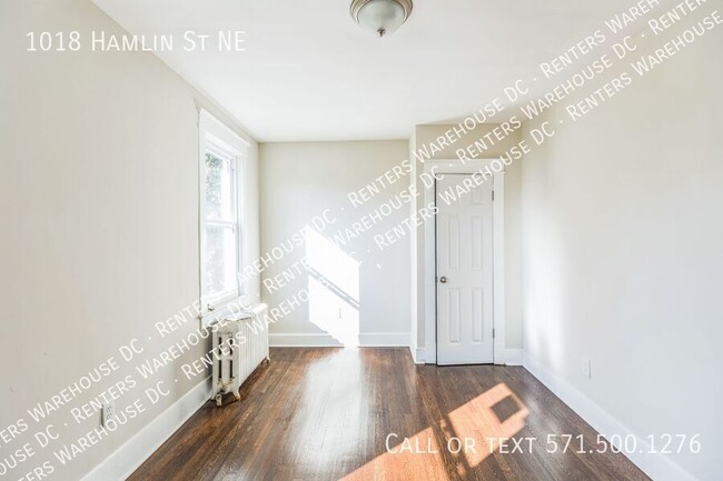 Building Photo - Newly renovated 3bd/1.5bth end unit TH Nes...