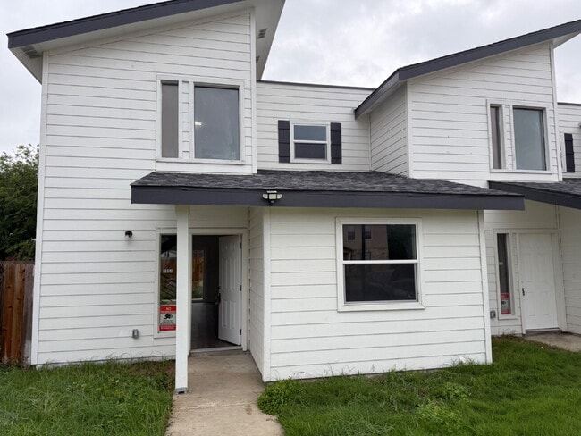 Building Photo - Beautiful 3 bed/3 bath Available in North East San Antonio