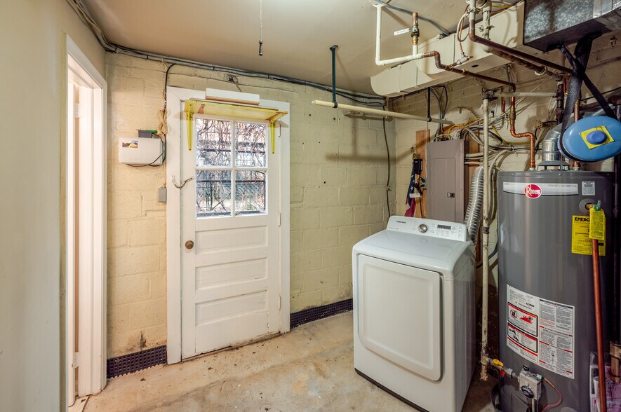 Building Photo - 5806 Flanders St