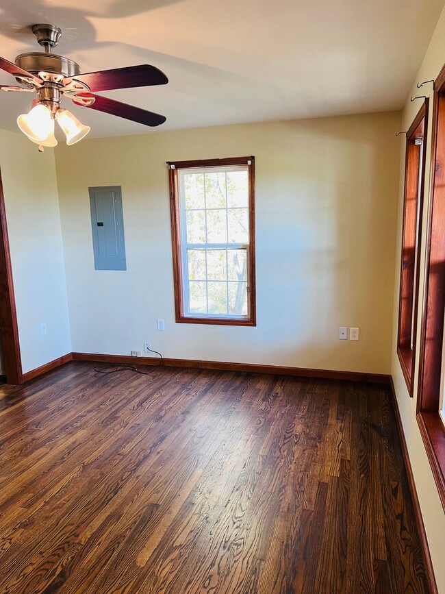 Building Photo - 2 bed 1.5 Bath Single Family Home