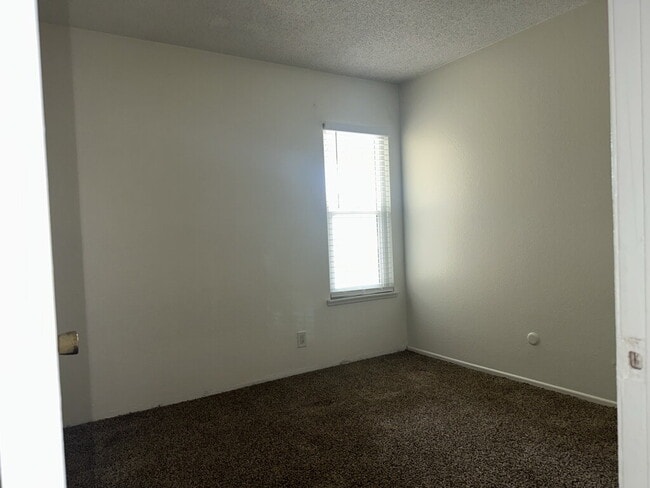 Building Photo - 4 bed with 2 baths in Riverside, CA next t...
