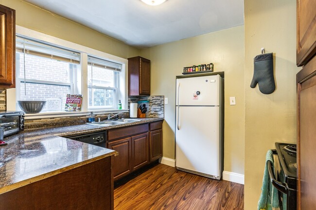 Building Photo - VIRTUAL SHOWINGS AVAILABLE - Great 4 Bedro...