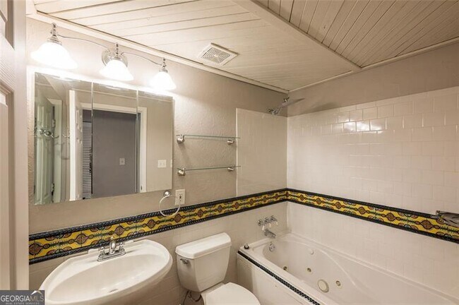 Building Photo - 1135 Worthington Hills Dr