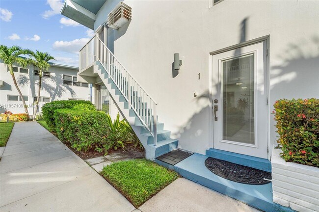 Building Photo - 425 Bayshore Dr