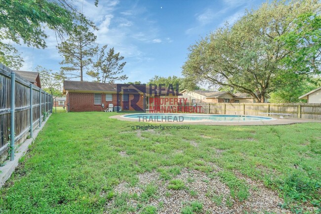 Building Photo - Inviting Home with Pool in Established Cleburne Neighborhood