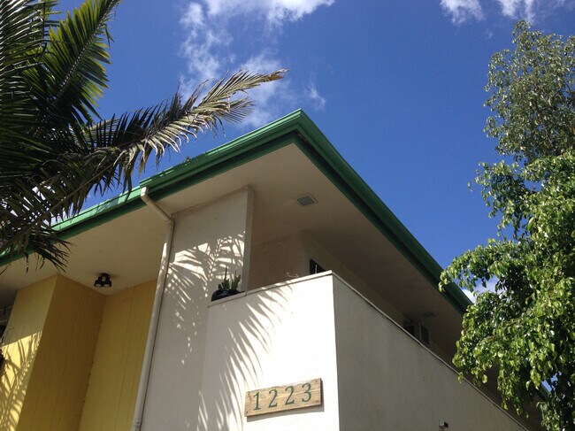 Primary Photo - 1223 N Beachwood Dr
