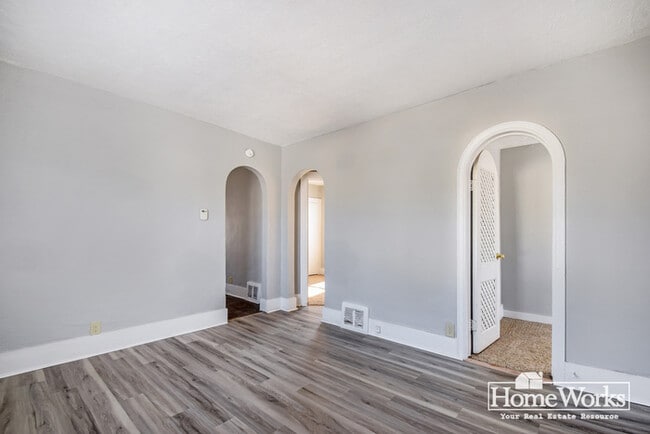 Building Photo - Adorable 2 Bedroom Home