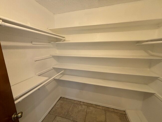 Building Photo - 2 bed 2 bath townhome