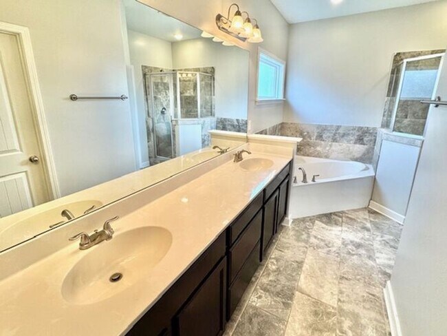 Building Photo - Now Leasing a 4 Bedroom 2.5 Bath Home In S...