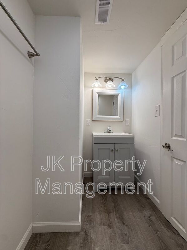 Building Photo - 105 Riverview Dr W